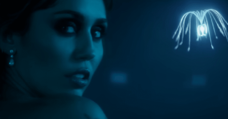 Miley Cyrus Lança Clipe Surpreendente de ‘Dream As One’ para Avatar 3 Imagem do artigo