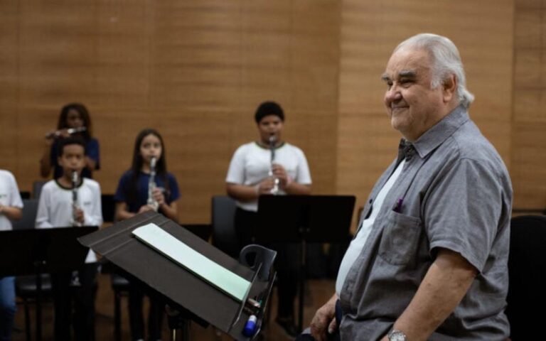 Adeus ao Maestro Nicolau de Oliveira: Um Legado Musical em Volta Redonda Adeus ao Maestro Nicolau de Oliveira: Um Legado Musical em Volta Redonda