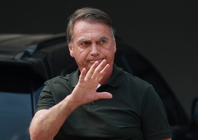 Bolsonaro Passa Réveillon em Hospital: Hipertensão e Tratamentos em Foco