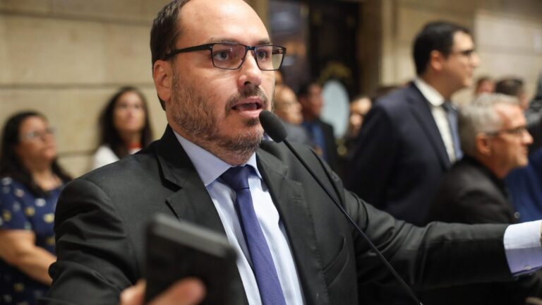 Candidatura de Carlos Bolsonaro ao Senado Gera Tensão na Direita de Santa Catarina