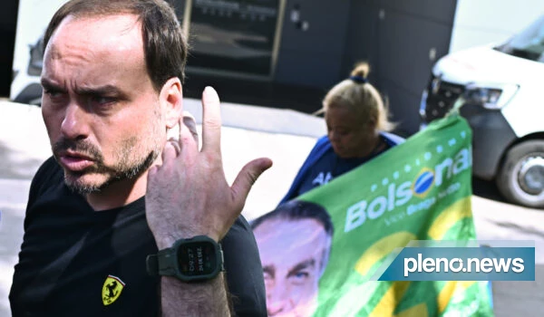 Carlos Bolsonaro aguarda pai em hospital, mas encontra barreiras na visitação Carlos Bolsonaro aguarda pai em hospital, mas encontra barreiras na visitação