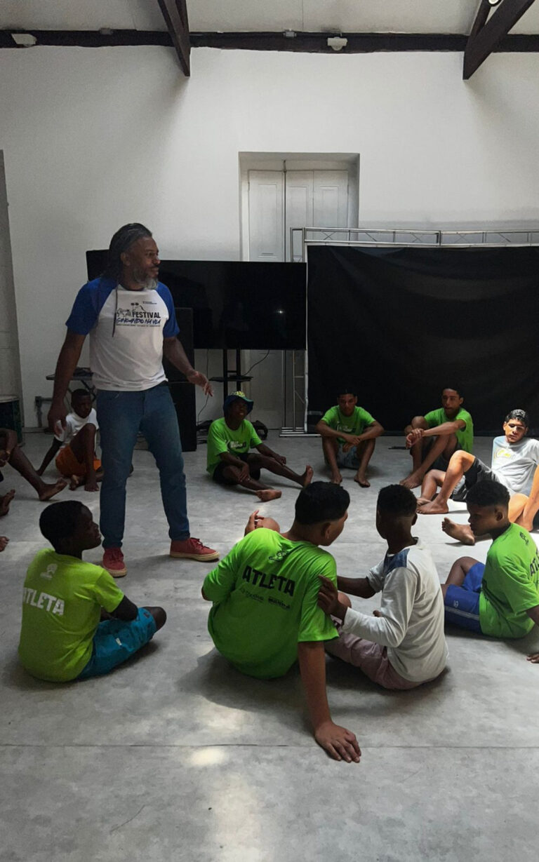 Casa de Cultura Volta do Mundo e Conexões: Um Refúgio de Capoeira e Arte na Pequena África