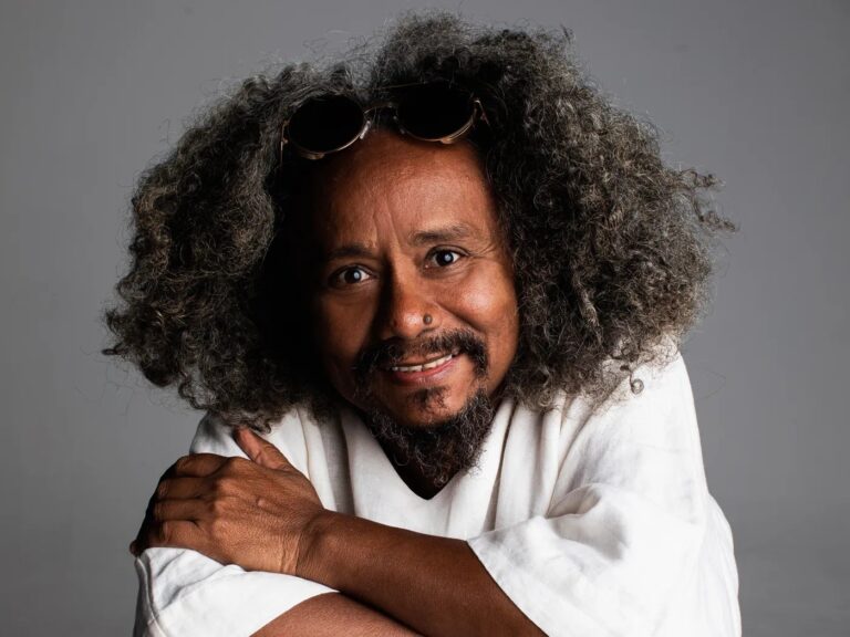 Chico César Grava Novo Álbum de Voz e Violão em 2026 e Comemora 30 Anos de ‘Cuscuz Clã’ Chico César Grava Novo Álbum de Voz e Violão em 2026 e Comemora 30 Anos de 'Cuscuz Clã'