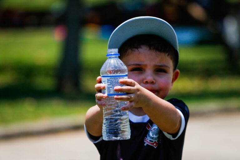 Desidratação no calor: Como a urina pode ajudar a evitar problemas; crianças e idosos estão em risco