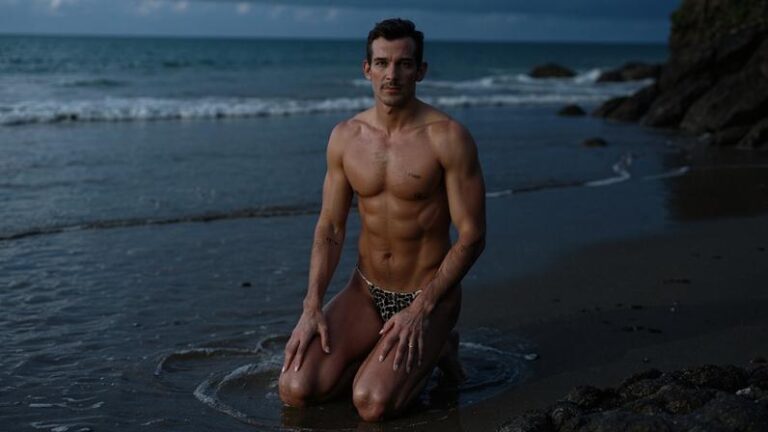 Dua Lipa Celebra Lançamento de Álbum em Praia Mexicana com Callum Turner