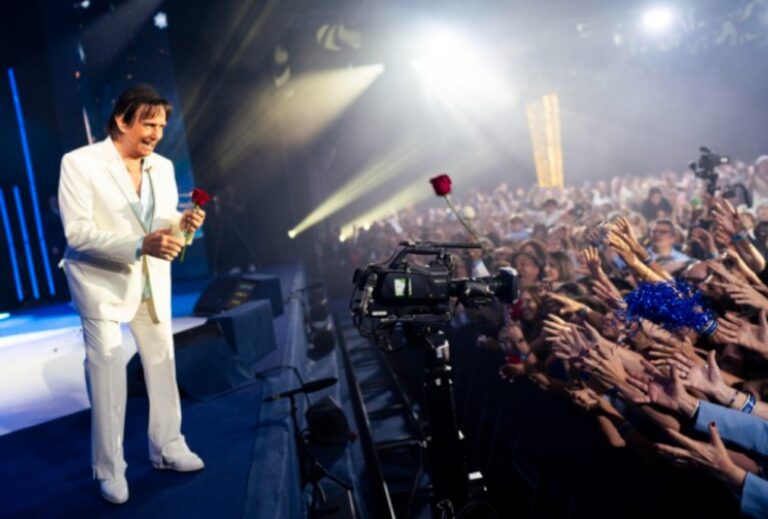 Fãs Da Baixada Realizam Sonhos Ao Ver Roberto Carlos Em Show Gratuito Fãs Da Baixada Realizam Sonhos Ao Ver Roberto Carlos Em Show Gratuito