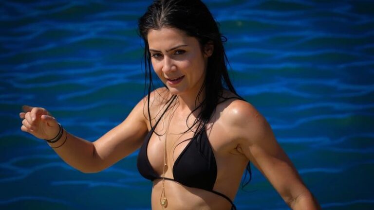 Jade Picon se Diverte com Cão em Dia de Praia no Calor Carioca Imagem do artigo