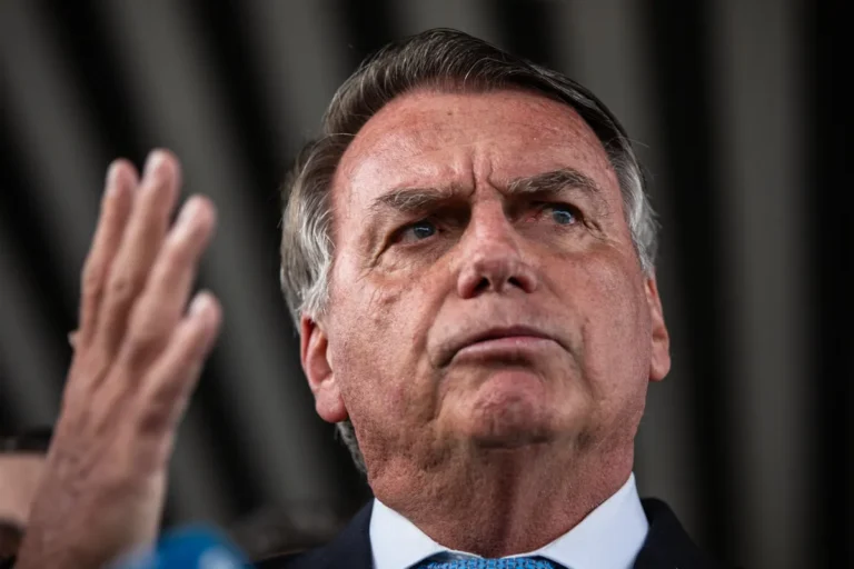 Jair Bolsonaro Enfrenta Novas Crises de Soluço Após Cirurgias Recentes