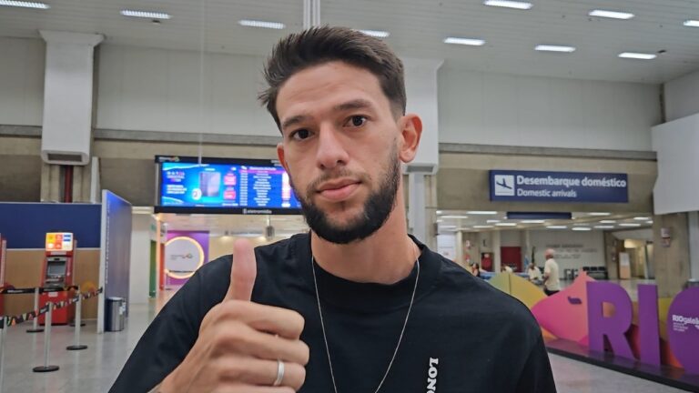 Jemmes Chega ao Rio para Assinar com o Fluminense: Expectativa é Alta para a Estreia Jemmes Chega ao Rio para Assinar com o Fluminense: Expectativa é Alta para a Estreia