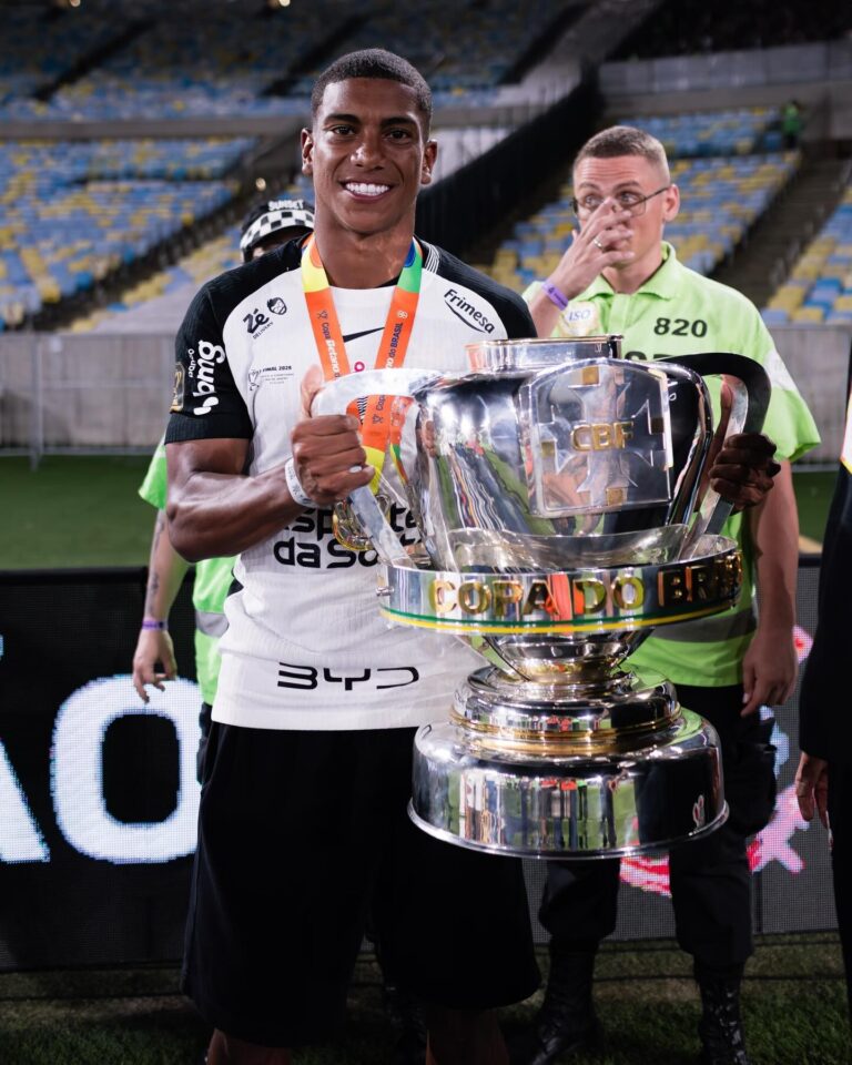 Lateral do Corinthians Viaja de Ônibus ao Rio e Pede Ingressos para a Final