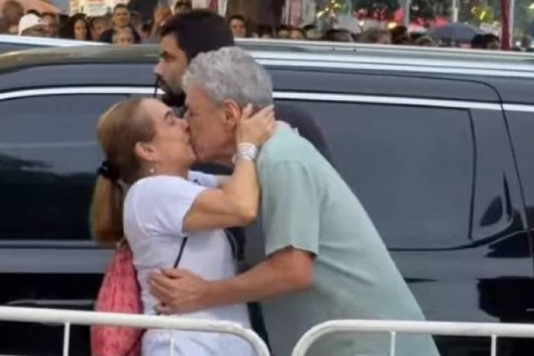 Chico Buarque se Equilibra Após Beijo de Cissa Guimarães em Ato no Rio de Janeiro Imagem do artigo