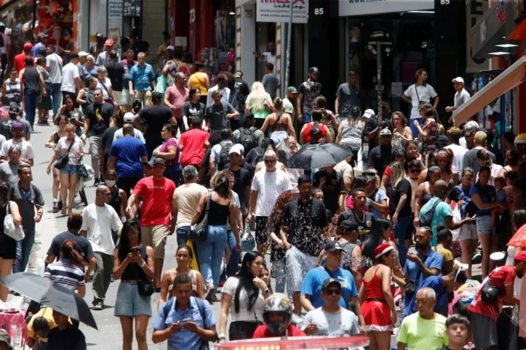 Natal 2025: Compras de Última Hora Aquecem Comércio, mas Consumidores Permanecem Cautelosos