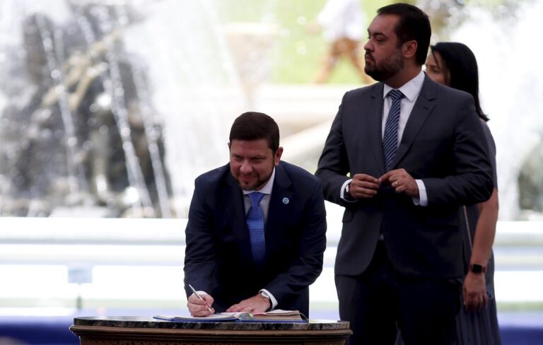 PL Filia Secretário de Castro para Mandato-Tampão: Aguardando Confirmação de Flávio Bolsonaro