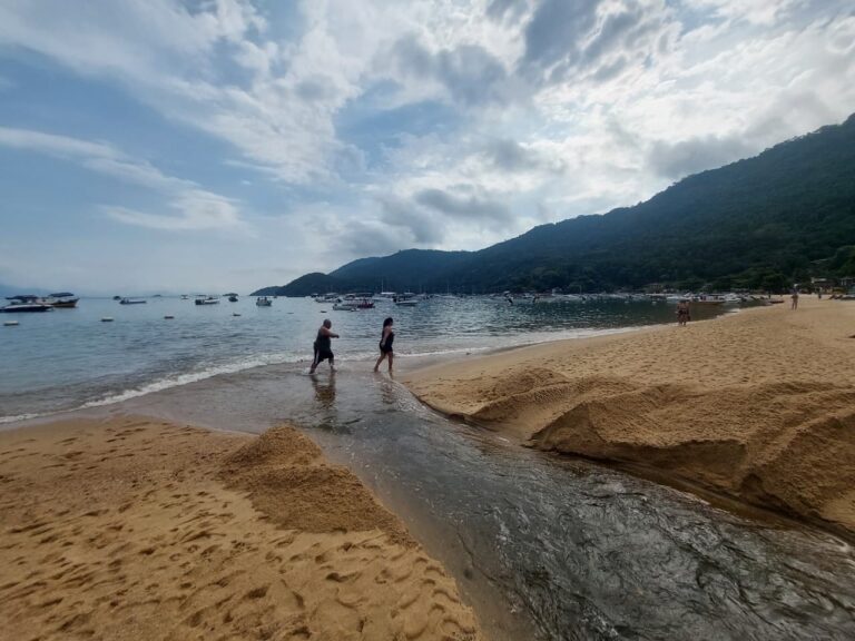 Réveillon na Ilha Grande é marcado por esgoto na Praia do Abraão Réveillon na Ilha Grande é marcado por esgoto na Praia do Abraão