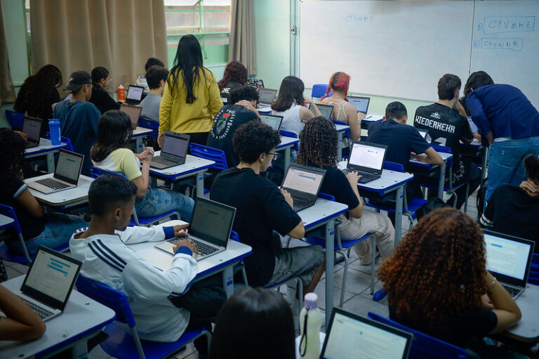 São Paulo Lança Currículo Inovador de Educação Digital e Midiática para Todos os Níveis de Ensino