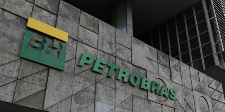 Greve Indefinida de Funcionários da Petrobras Impacta Operações no Setor Imagem do artigo