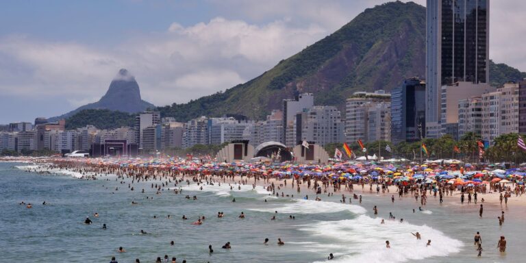 Carnaval Fan Fest: Sambistas Brilham na Praia de Copacabana em Janeiro Imagem do artigo