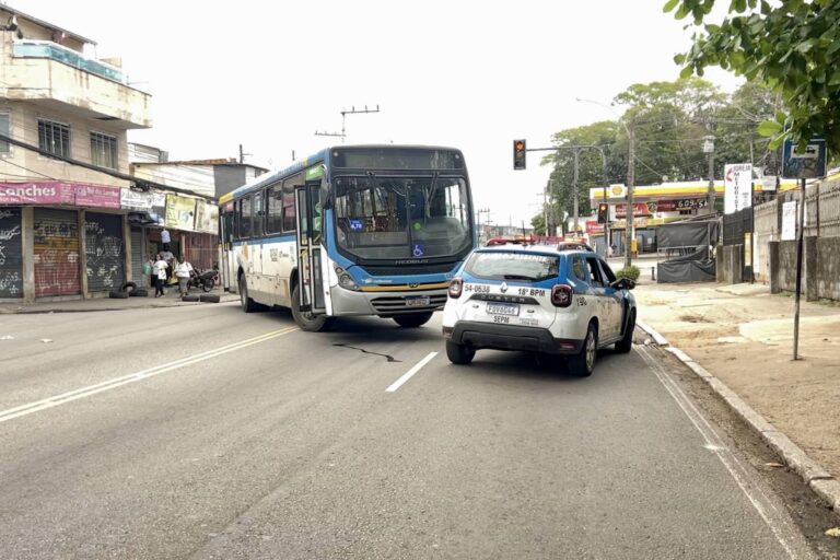 Violência no Rio de Janeiro: 775 Linhas de Ônibus Desviadas e Trens Paralisados em 2025