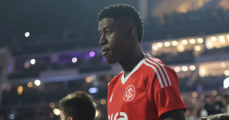 Vitão, zagueiro do Internacional, chega ao Rio de Janeiro para assinar com o Flamengo Vitão, zagueiro do Internacional, chega ao Rio de Janeiro para assinar com o Flamengo