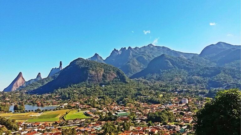 3 Destinos Próximos a Niterói para Aliviar o Calor do Verão