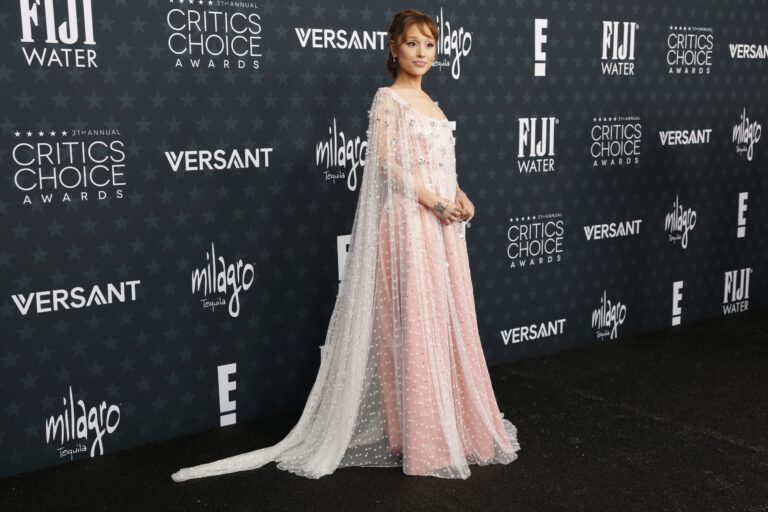 Ariana Grande Brilha como Morena no Critics Choice Awards 2026 com Look Inspirado em Glinda