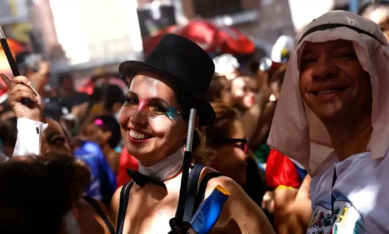 Carnaval não oficial inicia pré-folia no Rio: mais de 70 blocos em ação
