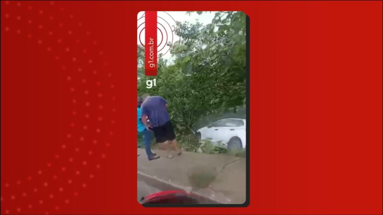 Carro Cai em Área de Mata na Avenida do Turismo em Manaus Durante Forte Chuva