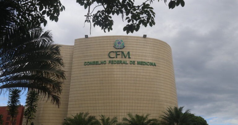 Conflito entre CFM e Moraes Agita Redes Sociais e Aumenta Polarização Política Conflito entre CFM e Moraes Agita Redes Sociais e Aumenta Polarização Política