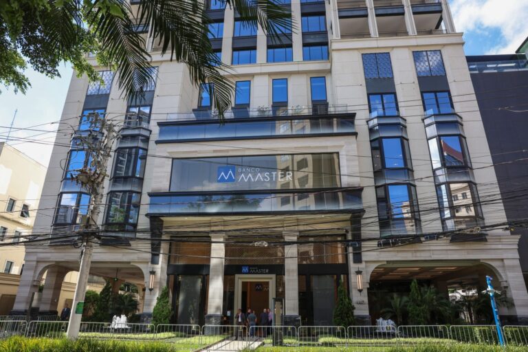 Corretoras São Acusadas de Omitir Riscos em CDBs do Banco Master