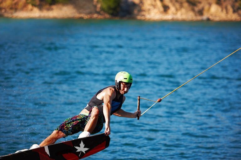 De Norte a Sul: 9 Destinos Imperdíveis para Esportes Náuticos Neste Verão