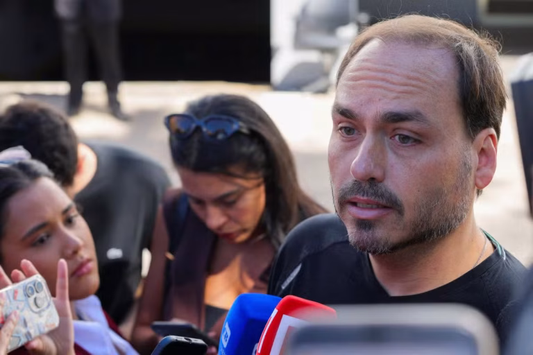 Defesa Solicita Visita de Carlos Bolsonaro a Jair na Sede da PF