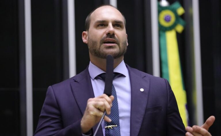 Eduardo Bolsonaro Afirma que Tarcísio Não Pode se Opor à Candidatura de Flávio Eduardo Bolsonaro Afirma que Tarcísio Não Pode se Opor à Candidatura de Flávio