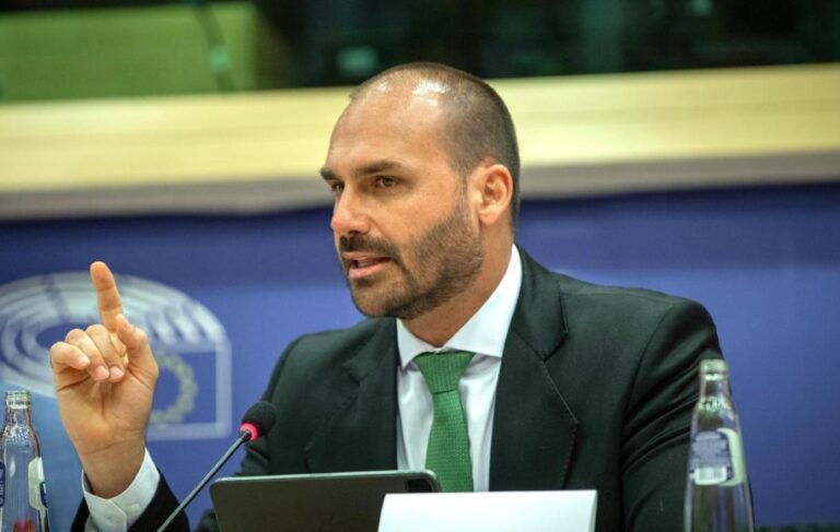 Eduardo Bolsonaro: Entenda o Salário e as Implicações de seu Cargo na PF