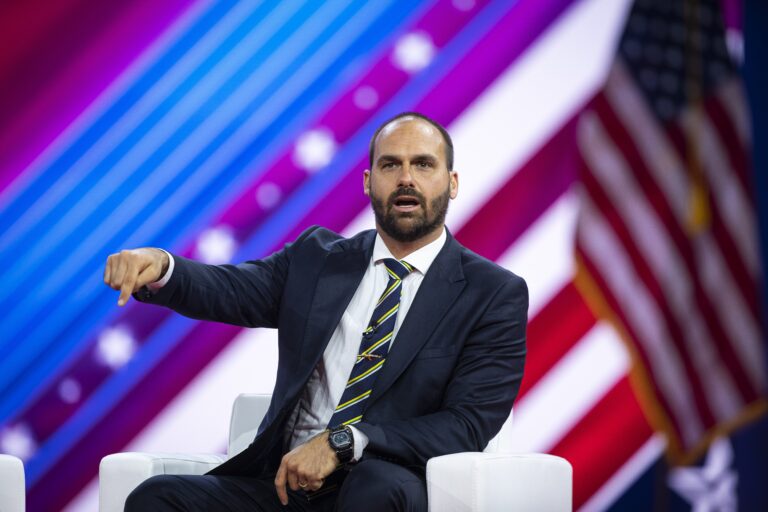 Eduardo critica Moraes por negar prisão domiciliar a Bolsonaro: 'Casos mais leves já receberam vanta