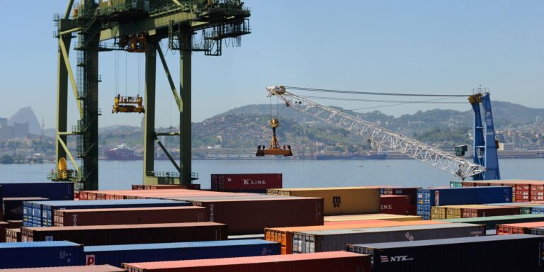 Governo Brasileiro Prevê Superávit Comercial de Até US$ 90 Bilhões em 2026