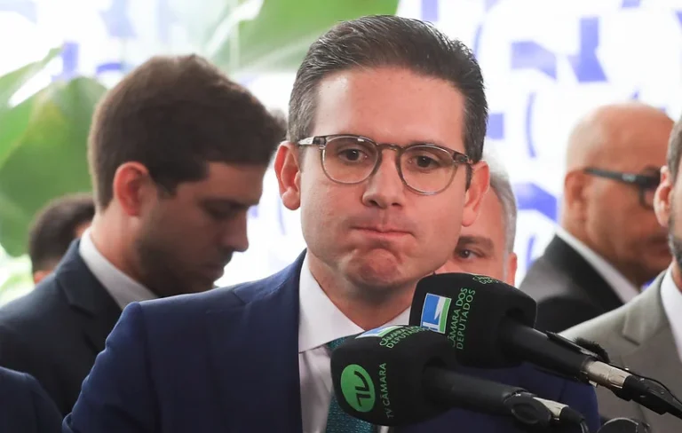 Hugo Motta Utiliza Aeronave da FAB para Viagem de Réveillon