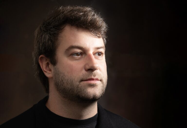 Luiz Guilherme Niemeyer Revela Novidades para a Copa e Relembra Show de Lady Gaga com Emoção