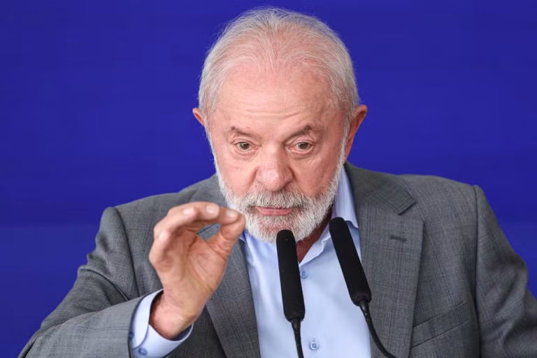 Lula Retorna a Brasília Após Réveillon: Expectativas e Desafios à Vista Lula Retorna a Brasília Após Réveillon: Expectativas e Desafios à Vista