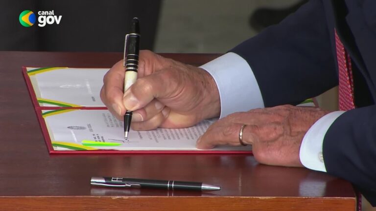 Lula Veta PL que Reduz Penas de Golpistas em Cerimônia Comemorativa Lula Veta PL que Reduz Penas de Golpistas em Cerimônia Comemorativa