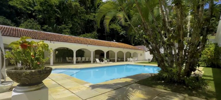 Mansão de Renato Aragão à Venda: Luxo e Conforto em Cada Detalhe