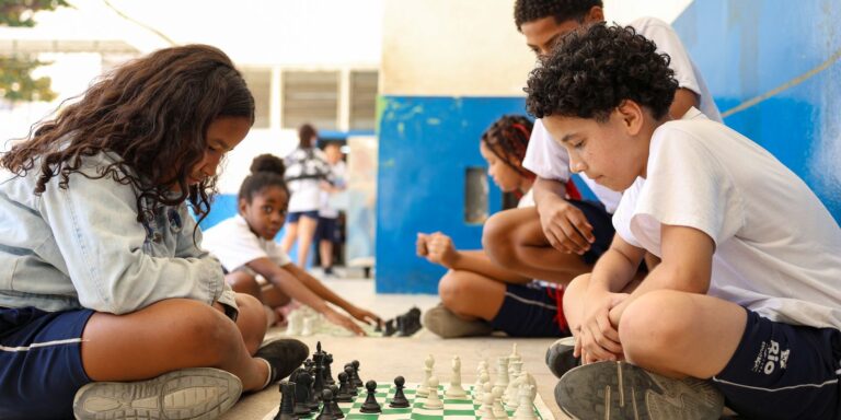 MEC Analisará Impacto de Restrição de Celulares nas Escolas: Uma Iniciativa Necessária