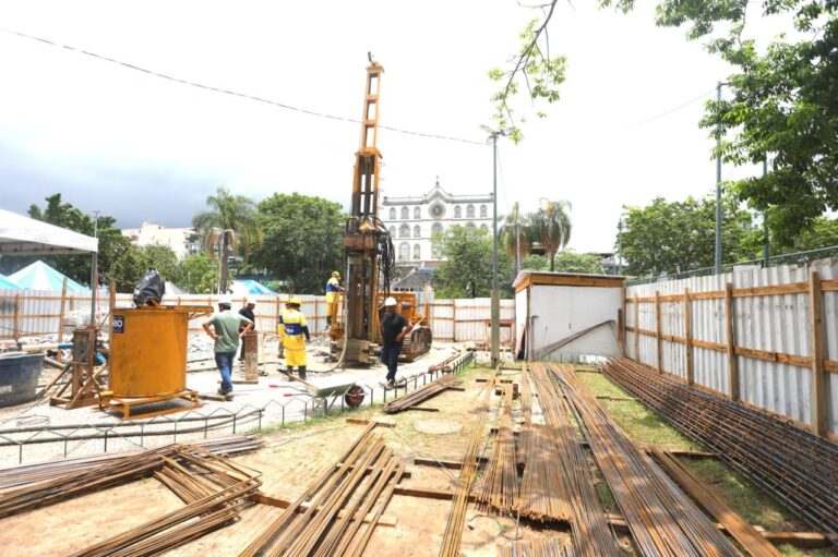 Monumento a Martinho da Vila é Instalado no Rio: Uma Homenagem ao Samba