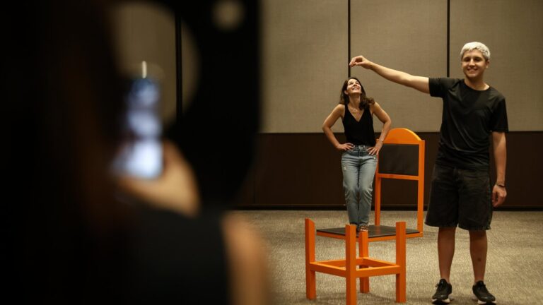 Museu das Ilusões Desafia a Percepção em Porto Alegre com Mais de 90 Experiências Interativas