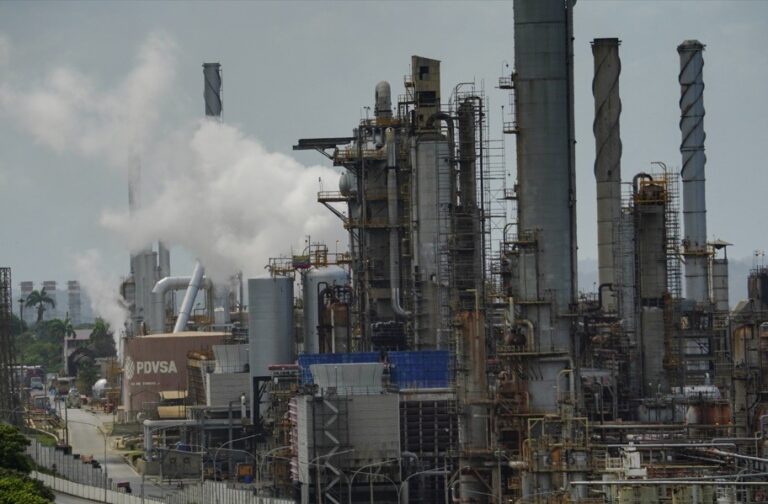 Petróleo Sobe Mais de 1% com Impacto da Crise na Venezuela