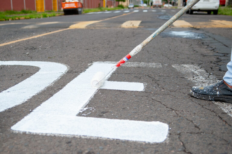 Revitalização da Sinalização em Escolas: Prefeitura de Canoas Promove Segurança Viária