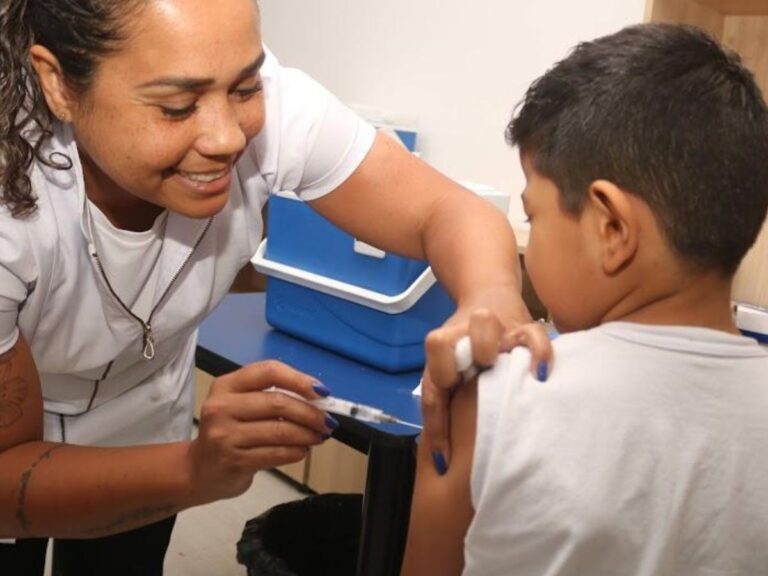 Vacinação Escolar em Santos Aumenta 44,8% em 2025; Imunização é Essencial para Matrícula