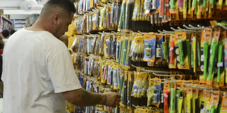 Variações de Preços de até 835% em Material Escolar Apontadas pelo Procon-RJ