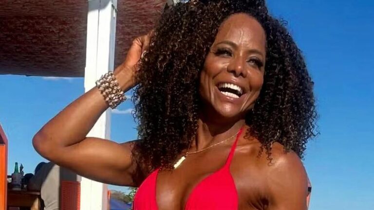 Adriana Bombom: Bronzeamento em Dia Para Desfile da Grande Rio