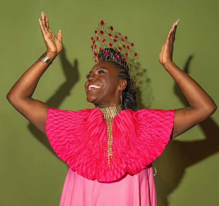 Camarote Verde e Rosa Agita a Sapucaí com Toque Português