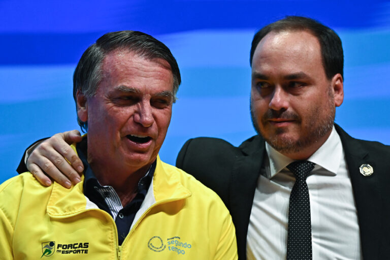 Carlos Expressa Preocupação com a Saúde de Bolsonaro: 'Abaquitado'